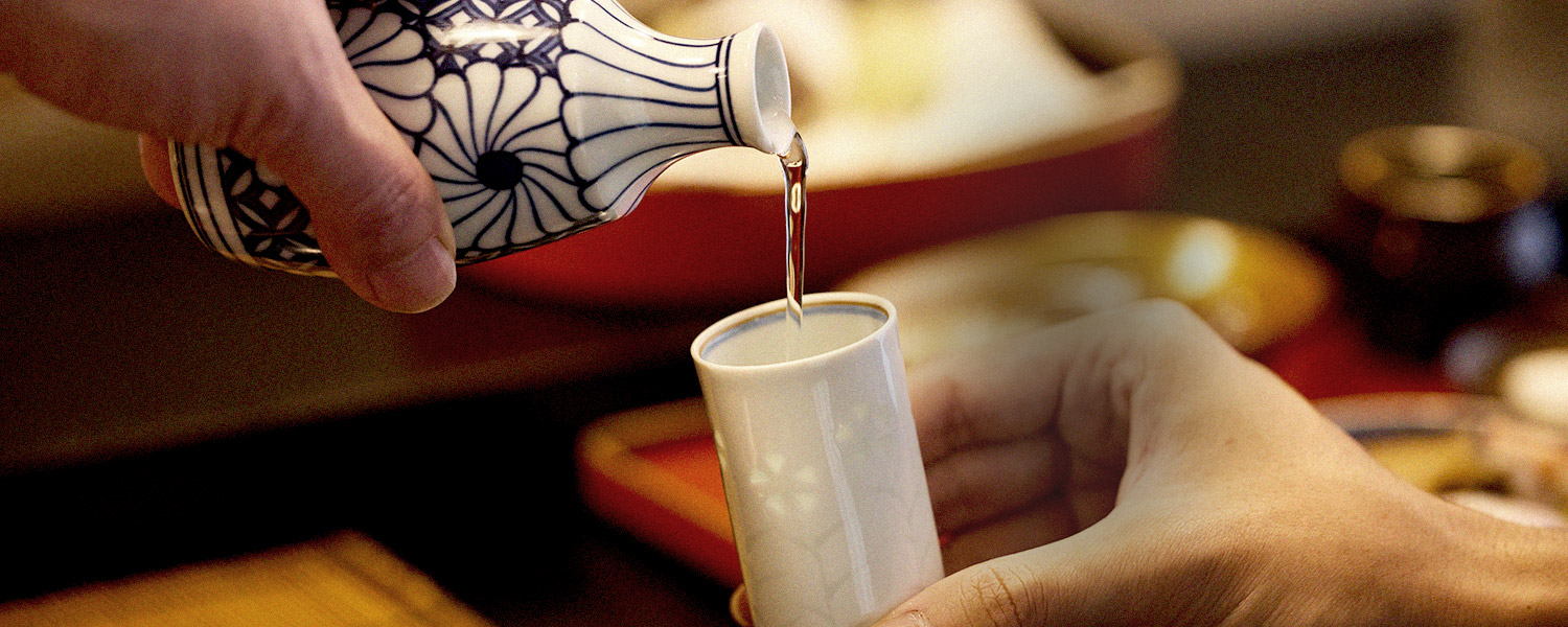 日本酒注ぐ