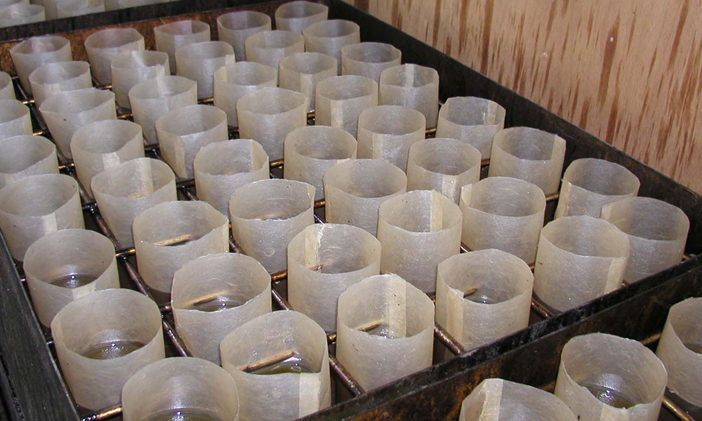 和紙で時間をかけて行う純度の高い胡麻油のろ過作業